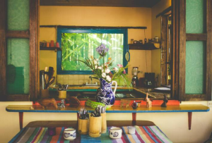 Vista de la cocina desde el comedor