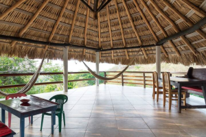 Le invitamos a disfrutar de nuestra terraza compartida para ver el amanecer, hacer yoga o simplemente consultar su correo electrónico.