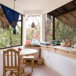 It is equipped with a kitchen and a table