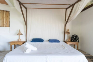 Una cama king size es el centro del bungalow