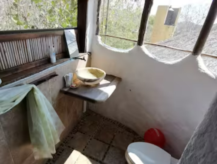 Luna's private bathroom
