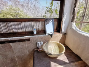 The lavabo